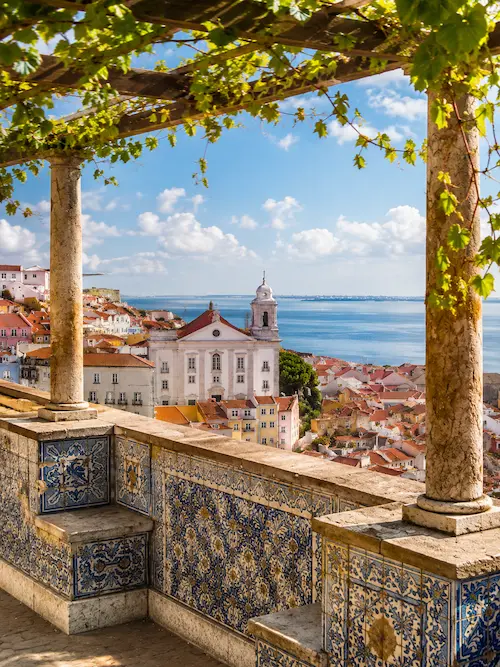 Palácio colorido de Sintra rodeado por serra verde