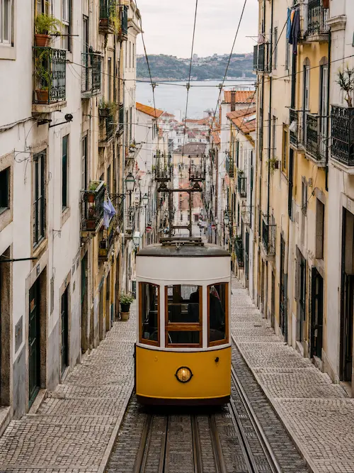 Falésias e enseadas do Algarve com água azul